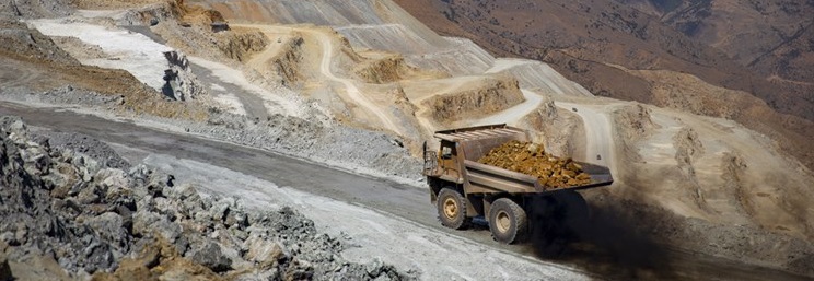 یک کامیون در حال انتقال مواد معدنی از معادن استان های ایران