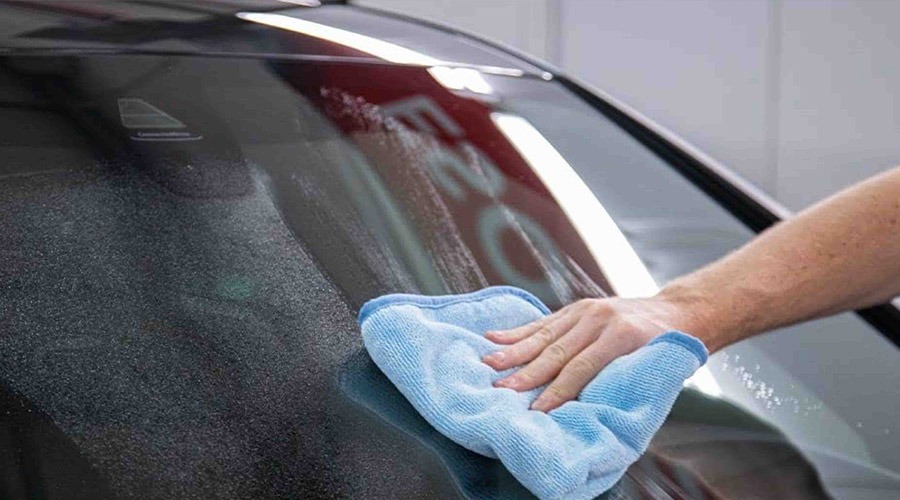 حلال چسب حرارتی تفنگی چیست؟ + (ترفند پاک کردن چسب حرارتی از روی لباس و سطوح) 