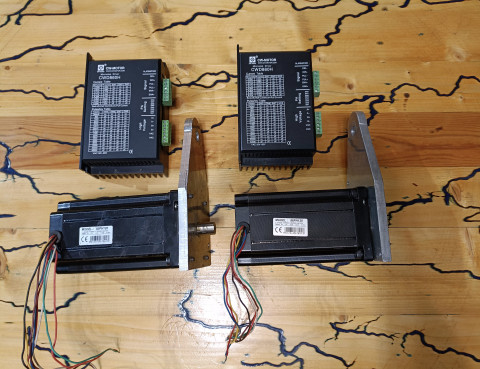 دو عدد استپ موتور 86PH120 و دو عدد درایور CWD860H برند CW